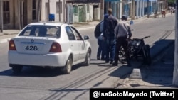 Policía arresta a manifestantes en Nuevitas, en agosto de 2022. (Foto: @IsaSotoMayedo)