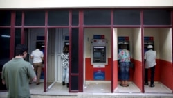 Caos bancario en Cuba: jubilados pernoctan entre apagones y cajeros sin dinero