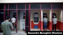 Caos bancario en Cuba: jubilados pernoctan entre apagones y cajeros sin dinero