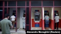 Cajeros automáticos en La Habana Vieja. (REUTERS/Alexandre Meneghini/Archivo)