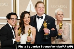 De izquierda a derecha, Ke Huy Quan, Michelle Yeoh, Brendan Fraser y Jamie Lee Crurtis, ganadores de los Oscars a mejor actuación en la 95 edición de los premios.