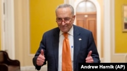 El líder de la mayoría en el Congreso, el demócrata por New York Chuck Schumer, celebra el acuerdo de último minuto que evitó un cierre del gobierno. (AP/Andrew Harnik)