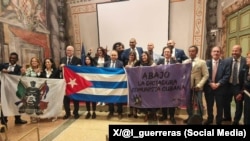 Representantes del exilio cubano en conferencia ante el Senado italiano. 