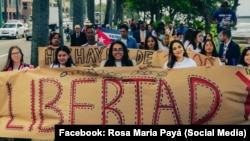 Activistas de la Red Latinoamericana de Jóvenes por la Democracia (JuventudLac) junto con la plataforma CubaDecide protestan en el malecón de Santo Domingo por la presencia de Díaz-Canel en la Cumbre Iberoamericana.
