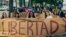 Activistas de la Red Latinoamericana de Jóvenes por la Democracia (JuventudLac) junto con la plataforma CubaDecide protestan en el malecón de Santo Domingo por la presencia de Díaz-Canel en la Cumbre Iberoamericana.