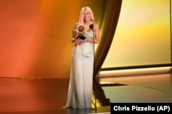 Karol G recibe el premio a mejor álbum de música urbana por "Mañana será bonito" en la 66a entrega anual de los Premios Grammy. (AP/Chris Pizzello)