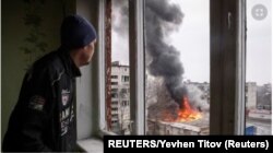 Un residente local observa los edificios dañados por un ataque militar ruso, en medio del ataque de Rusia a Ucrania, en la ciudad de Chasiv Yar, en la región de Donetsk, Ucrania, el 27 de febrero de 2023. REUTERS/Yevhen Titov