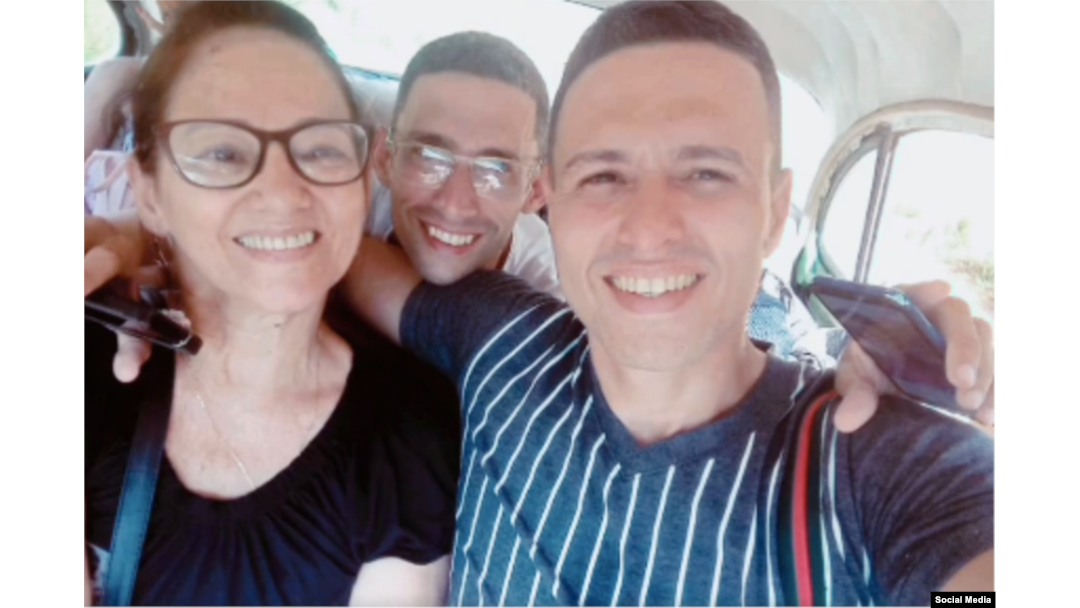 Los presos políticos Jorge y Nadir Perdomo se reencuentran con familiares y amigos en un pase de la prisión.