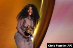 SZA acepta el premio Grammy a la mejor canción R&B por "Snooze". (AP/Chris Pizzello)