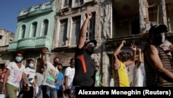 Cubanos se manifiestan pacíficamente contra el gobierno de Miguel Díaz-Canel, en La Habana, el 11 de julio del 2021. (REUTERS/Alexandre Meneghin/Archivo)
