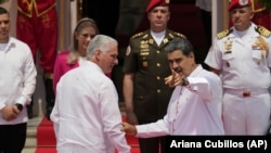Los gobernantes de Cuba y Venezuela, Miguel Díaz-Canel (derecha) y Nicolás Maduro (izquierda), en la cumbre del Alba en Caracas, Venezuela, el 24 de abril de 2024. (Foto: AP/Ariana Cubillos)