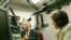 El precandidato a la presidencia de EEUU, Joe Lieberman, en entrevista con Margarita Rojo en Radio Martí, Miami, el 7 de mayo de 2003 (AP/Alamy Stock Photo/Hillery Smith Shay).