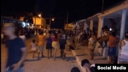 El 6 de mayo de 2023 cientos de personas se lanzaron a las calles en el pobldo de Caimanera, en el oriente de Cuba, para exigir mejores condiciones de vida. (Captura de video en redes sociales)