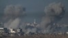 El humo se eleva tras un bombardeo israelí en la Franja de Gaza, vista desde el sur de Israel, el domingo 3 de diciembre de 2023. (AP Foto/Leo Correa)