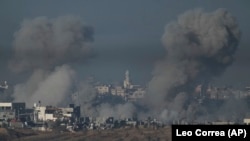 El humo se eleva tras un bombardeo israelí en la Franja de Gaza, vista desde el sur de Israel, el domingo 3 de diciembre de 2023. (AP Foto/Leo Correa)
