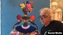 Agustín Gaínza, artista plástico cubano, posa en su galería en la Calle 8 en Miami.