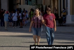 Dos personas caminan en una calle de La Habana el 9 de febrero de 2023