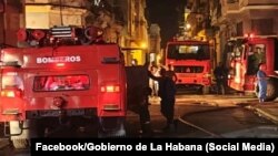 Los bomberos acuden al lugar del incendio, en el municipio Centro Habana. (Foto: Facebook/Gobierno de La Habana)