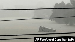 Contenedor flota en el río Marikina tras lluvias del monzón agravadas por el tifón Gaemi, que permanecía en el mar, el miércoles 24 de julio de 2024 en Manila, Filipinas. (AP Foto/Joeal Capulitan)