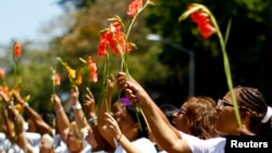 Las Damas de Blanco protestan con flores, vestidas de blanco, durante su protesta semanal exigiendo la libertad de los presos políticos. (REUTERS/Jorge Silva).