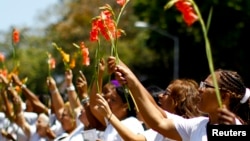 FOTO ARCHIVO. Las Damas de Blanco protestan con flores y vestidas de blanco exigiendo la libertad de los presos políticos.