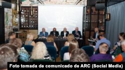 Miembros de Asamblea de la Resistencia Cubana junto a parlamantarios de Suecia y El Salvador en conferencia de prensa celebrada en Varsovia, Polonia. (Foto Cortesía de ARC)