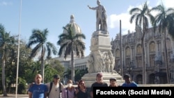 En abril de 2023 Fernández Era (2do de der. a izq.) participó en otra protesta en el Parque Central de La Habana.