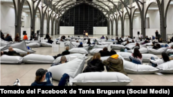 Tania Bruguera realiza performance en el Hamburger Bahnhof de Alemania, 10/02/2024 (Tomado del Facebook de Tania Bruguera)