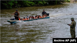 ARCHIVO - Migrantes que se dirigen al norte llegan a Lajas Blancas, por el río Chucunaque, en la provincia de Darién, Panamá, el viernes 6 de octubre de 2023, después de cruzar caminando el Tapón del Darién desde Colombia.