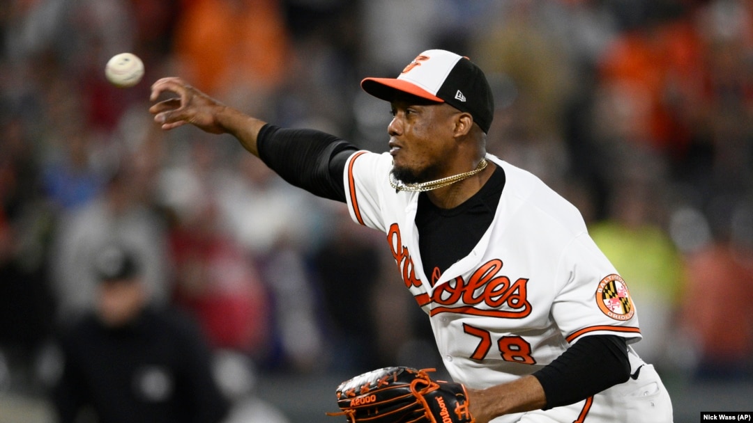 El pitcher de los Orioles de Baltimore Yennier Cano lanza el noveno inning contra los Tampa Bay Rays, el miércoles 10 de mayo. (AP Foto/Nick Wass)