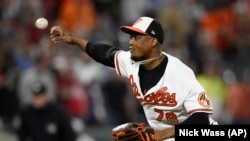 El pitcher de los Orioles de Baltimore Yennier Cano lanza el noveno inning contra los Tampa Bay Rays, el miércoles 10 de mayo. (AP Foto/Nick Wass)
