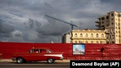 Automóvil clásico pasa por una calle donde se proyecta construir un hotel en La Habana. (Archivo AP/Desmond Boylan)