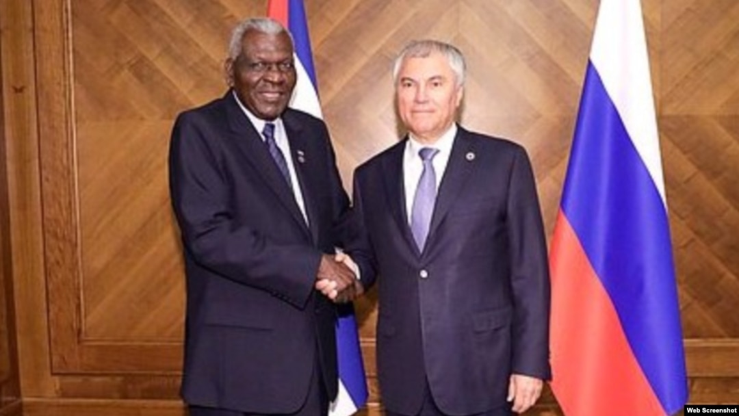 Esteban Lazo estrecha la mano del presidente de la Duma, Viasheslav Volodin. (Captura de pantalla/Duma Estatal de Rusia)