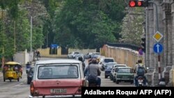 El costo de los pasajes se ha disparado en Cuba debido al alza de los precios del combustible en el mercado informal / Foto: ADALBERTO ROQUE (AFP)