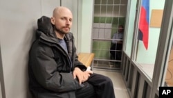 El periodista ruso Sergey Karelin comparece ante el tribunal en la región de Murmansk, en Rusia, el sábado 27 de abril de 2024, tras ser arrestado por acusaciones de "extremismo", que ha negado. 