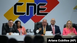 El presidente del Consejo Nacional Electoral de Venezuela Elvis Amoroso (centro), en una imagen de archivo. (AP/Ariana Cubillos)