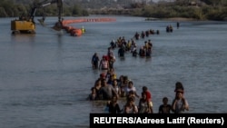 Migrantes ingresan de forma irregular por Eagle Pass, Texas, el 27 de julio de 2023. (REUTERS/Adrees Latif/Archivo)