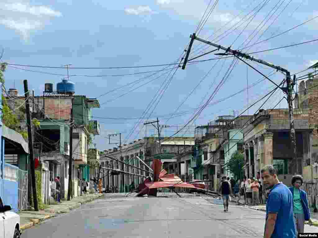 Una estructura de metal y parte del tendido eléctrico en el suelo a causa de los vientes vientos asociados a una baja extratropical que afectó este domingo a La Habana. (Facebook/Ernesto Cuba Martínez)
