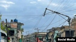 Una estructura de metal y parte del tendido eléctrico en el suelo a causa de los vientes vientos asociados a una baja extratropical que afectó este domingo a La Habana. (Facebook/Ernesto Cuba Martínez)