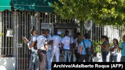 Cubanos hacen cola para realizar trámites frente a la embajada de México en La Habana. (Foto: Archivo/Adalberto Roque/AFP)
