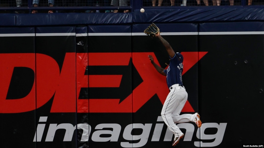 Randy Arozarena atrapa un fly bateado por Rafael Denvers, de los Medias Rojas de Boston, en el juego de este martes, 11 de abril, en St. Petersburg, Florida. (AP/Scott Audette)