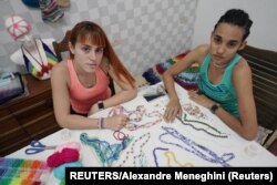 Emprendedoras cubanas María Puga y Ana Torres en su taller en La Habana. (REUTERS/Alexandre Meneghini)