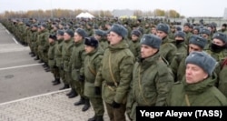 Rusos movilizados durante su envío a la guerra en Ucrania desde el punto de reunión en el territorio del centro de exposiciones Kazan Expo. Rusia, Kazán, octubre de 2022