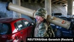 Tetiana Chornovol, exdiputada ucraniana, miembro del servicio y operadora de un sistema de armas de misiles guiados antitanque.