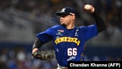 El pitcher venezolano Angel Padrón lanza el juego contra Nicaragua, en el LoanDepot Park de Miami. (Chandan Khanna / AFP)