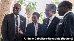 El Secretario de Estado Blinken habla con la Ministra de Exteriores de Jamaica, Kamina Johnson-Smith, antes de una reunión sobre Haití de CARICOM, en Kingston, este lunes. (Andrew Caballero-Reynolds/Pool vía REUTERS)
