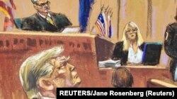 El jurado escucha la lectura del testimonio mientras el expresidente Donald Trump asiste a su juicio penal en el tribunal estatal de Manhattan. (REUTERS/Jane Rosenberg)