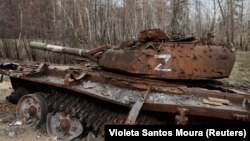 Un tanque ruso destruido permanece al costado de la carretera cerca de la ciudad de primera línea de Kreminna, en medio del ataque de Rusia a Ucrania, en la región de Lugansk, Ucrania, 24 de marzo de 2023. (REUTERS/Violeta Santos Moura)