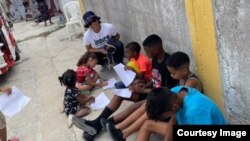 La activista Marthadela Tamayo con niños de la comunidad "La guayaba", en el municipio Cerro, La Habana.