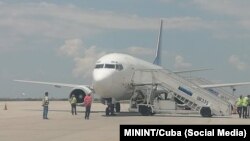 Avión utilizado para enviar a Cuba, el 24 de abril, a migrantes irregulares detenidos en Estados Unidos (Twitter/MININT).